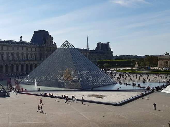 루브르 박물관 내부에서 내려다 본 박물관 입구의 루브르 피라미드. /사진=송경은 기자