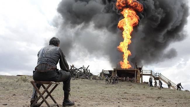 유정탑에 거대한 불이 붙으며 다니엘 플레인뷰는 자신의 성공을 직감한다. 폴 토마스 앤더슨 감독은 화재가 일어난 유정탑을 화면 가운데에 배치해 마치 악마가 이 상황을 지켜보는 듯한 이미지를 만들어냈다.<사진 제공=미라맥스>