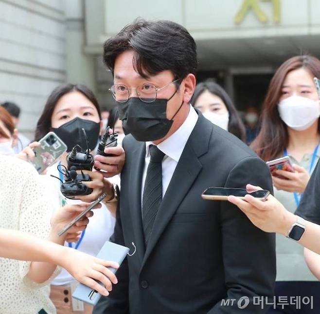 프로포폴 불법 투약 혐의를 받고 있는 배우 하정우(본명 김성훈)가 10일 오전 서울중앙지법에서 열린 첫 공판을 마친뒤 법정을 나서고 있다. /2021.08.10 /사진=이동훈 기자 photoguy@