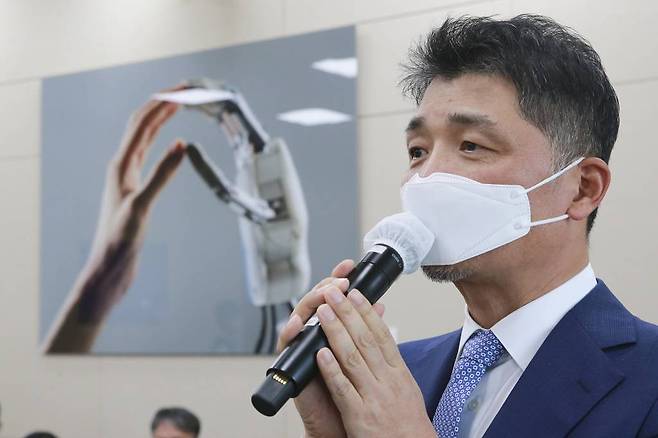 김범수 카카오 의장이 21일 서울 여의도 국회에서 열린 과학기술정보방송통신위원회의 방송통신위원회 등에 대한 국정감사에서 증인으로 출석해 질의에 답변하고 있다. /사진=뉴시스(공동취재사진)