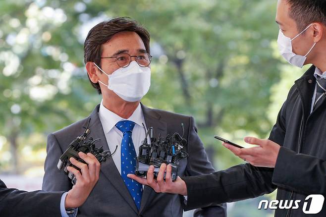 한동훈 검사장의 명예를 훼손한 혐의로 기소된 유시민 전 노무현재단 이사장이 10월 21일 오후 서울 마포구 서부지방법원에서 열린 첫 공판에 출석하며 취재진 질의에 답하고 있다. /사진 = 뉴스1