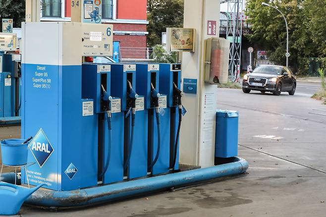1일 독일 수도 베를린의 한 주유소에 차량이 진입하고 있다. 이날 유럽연합(EU) 통계청인 유로스타트가 발표한 9월 속보치에 따르면 유로존의 9월 물가상승률은 전년 동기 대비 3.4%가 올라 13년래 최고치를 기록했다. 연합뉴스