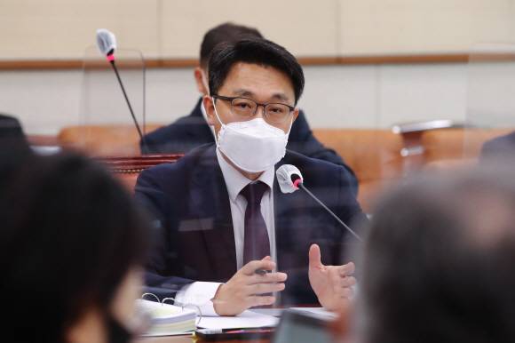 김진욱 고위공직자범죄수사처장이 지난 12일 국회 법제사법위원회 국정감사에서 답변하고 있다. 김명국 선임기자 daunso@seoul.co.kr
