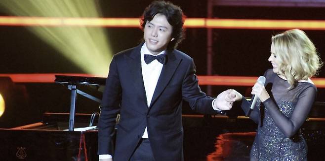 중국을 대표하는 피아니스트 중 한 명인 윤디리(39)가 성매매를 한 혐의로 중국 공안에 붙잡혀 구류 처분되었다는 충격적인 소식이 전해졌다.