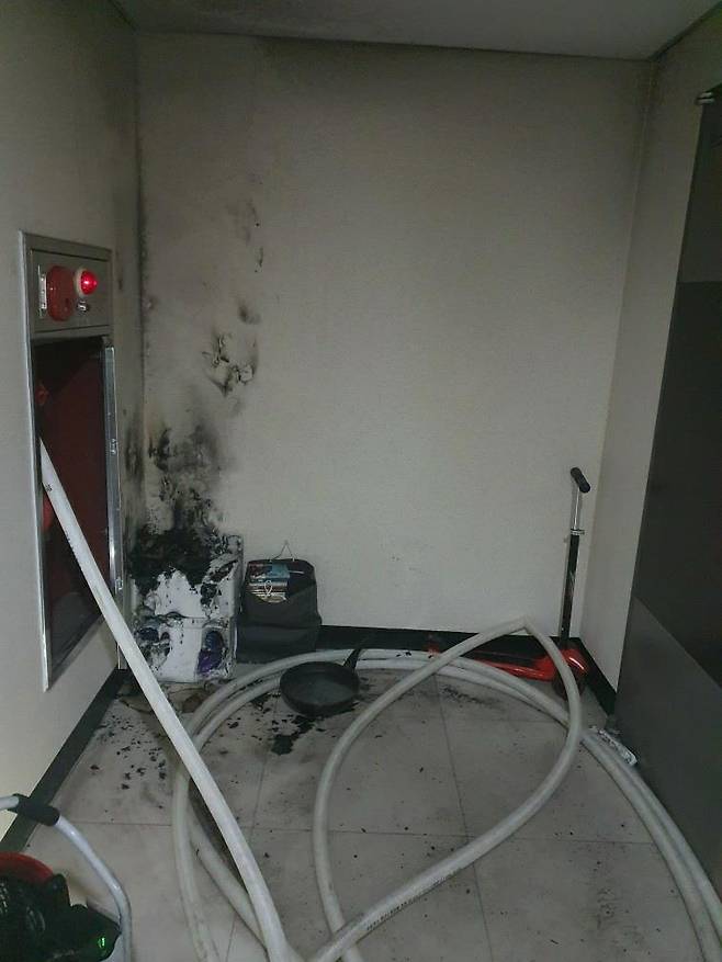 불에 탄 복도 물품 [부산경찰청 제공, 재판매 및 DB금지]