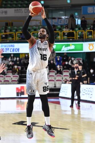 23일 LG를 상대로 슛을 던지는 인삼공사 먼로.  [KBL 제공. 재판매 및 DB 금지]