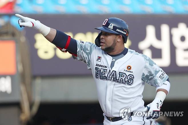 페르난데스 홈런 세리머니  [연합뉴스 자료사진]