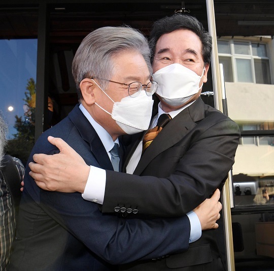 더불어민주당 이재명 대선 후보, 이낙연 전 대표가 24일 서울 종로구 한 찻집에서 만나 포옹하고 있다. 사진=뉴시스