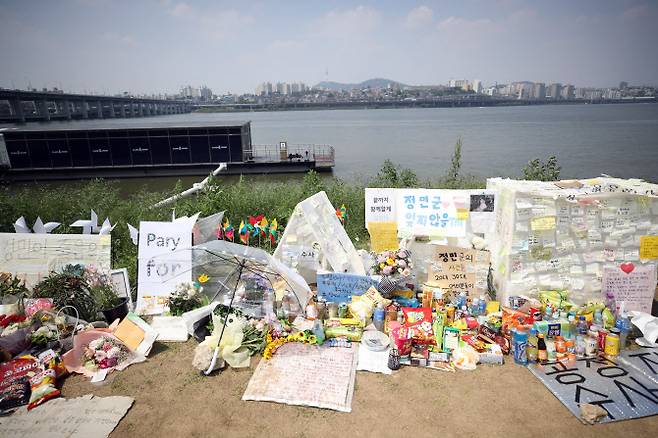 6월 6일 오후 서울 반포한강공원 고 손정민 씨 추모현장(사진=연합뉴스)