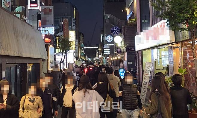 단계적 일상회복 이른바 ‘위드 코로나’를 앞두고 완화된 마지막 사회적 거리두기가 시행된 첫 주말인 지난 23일 오후 서울 종로구 대학로 인근 번화가에 인파가 몰린 모습.(사진=이용성 기자)