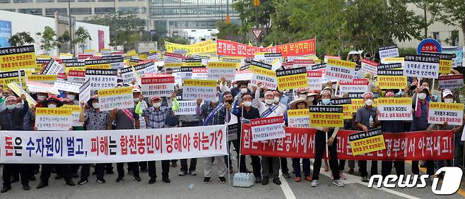 사단법인 한국농업경영인합천군연합회와 합천군민들이 지난해 8월14일 정부세종청사 환경부 앞에서 '합천댐 물관리 실패에 따른 수해 피해 대책'을 촉구 하는 집회를 갖고 있다. 2020.8.14/뉴스1 © News1 장수영 기자