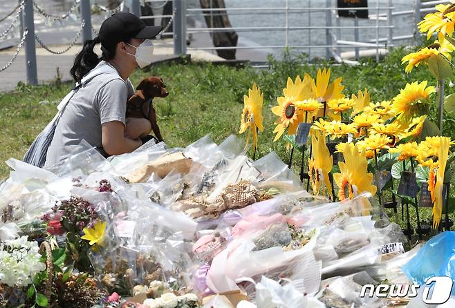 서울 서초구 반포한강공원 수상택시 승강장 인근에 마련된 고(故) 손정민씨 추모 공간에서 시민들이 고인을 추모하는 모습. 2021.5.30/뉴스1 © News1 신웅수 기자