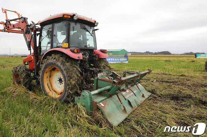 전북 김제시가 미세먼지 저감을 위해 트랙터 등 농기계 폐차 지원 보조금 지급기준을 완화한다./뉴스1 © News1