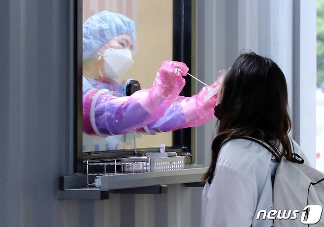 제주국제공항 워킹스루 선별진료소.2021.9.19/뉴스1© 뉴스1 홍수영 기자