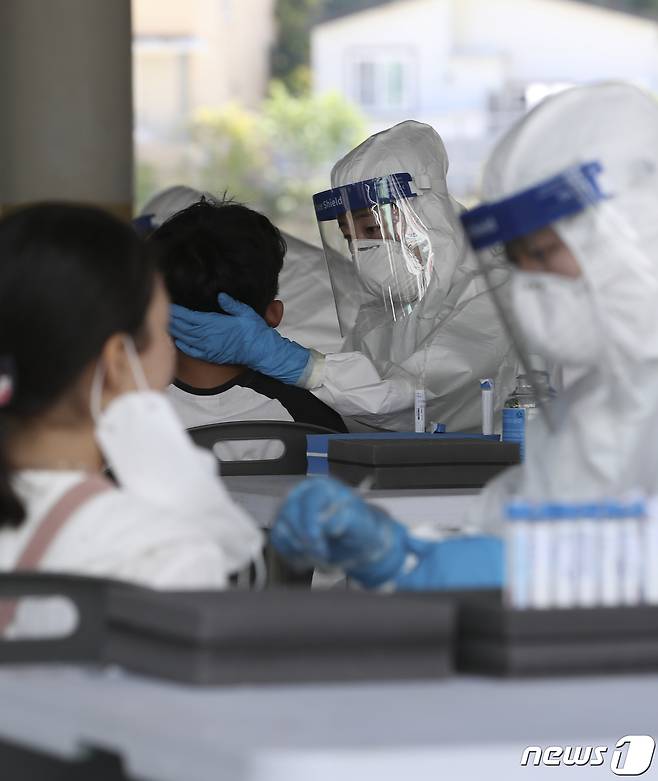 지난 7일 울산 남구 한 초등학교에 마련된 임시 선별진료소에서 신종 코로나바이러스 감염증(코로나19) 전수검사가 이뤄지고 있다. 2021.10.7/뉴스1 © News1 윤일지 기자