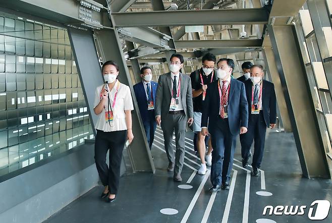 문승욱 산업통상자원부 장관이 23일(현지시간) 아랍에미리트(UAE) 두바이 엑스포 전시장을 살펴보고 있다.(산업부 제공) 2021.10.23/뉴스1
