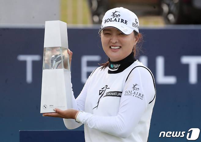 24일 부산 기장군 일광면 LPGA 인터내셔널 부산CC에서 열린 '미국여자프로골프(LPGA)투어 BMW 레이디스 챔피언십'에 참가한 고진영이 역전 우승을 거둔 후 트로피를 들어보이고 있다. 고진영은 LPGA투어 한국 선수 200승 쾌거를 거뒀다. 2021.10.24/뉴스1 © News1 여주연 기자