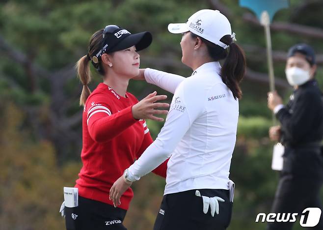 24일 부산 기장군 일광면 LPGA 인터내셔널 부산CC에서 열린 '미국여자프로골프(LPGA)투어 BMW 레이디스 챔피언십'에 참가한 임희정,고진영이 포옹을 나누고 있다. 2021.10.24/뉴스1 © News1 여주연 기자