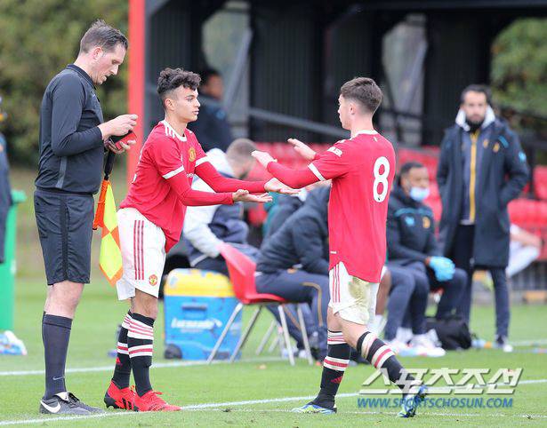 라이언 긱스의 아들 잭 긱스(왼쪽 두 번째)가 맨체스터 유나이티드 U-18팀 소속으로 23일 울버햄튼과의 경기에 교체투입되고 있다. 사진=미러 기사캡쳐