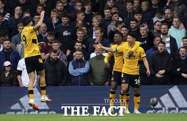 울버햄튼의 황희찬(오른쪽)이 23일 리즈 유나이티드와 EPL 9라운드 원정경기에서 전반 10분 만에 선제골을 터뜨린 뒤 동료들과 기뻐하고 있다./리즈=AP.뉴시스