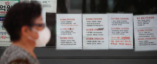 9월 14년만의 최고 상승률을 기록하는 등 과열됐던 아파트 시장이 10월 들어 하향 안정세로 돌아서고 있다. 하지만 입주물량 부족으로 인해 내년에도 전세와 매매가가 동시에 급등할 것이라고 전망하는 전문가들도 여전히 많다.  22일 서울 은평구의 한 부동산중개업소 유리창에 매물정보가 붙어 있다./연합뉴스