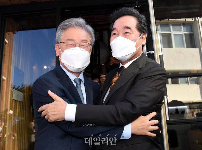 이재명 더불어민주당 대선후보가 24일 오후 종로구 안국동의 한 찻집앞에서 이낙연 전대표와 만나 포옹을 하고 있다ⓒ데일리안 류영주 기자