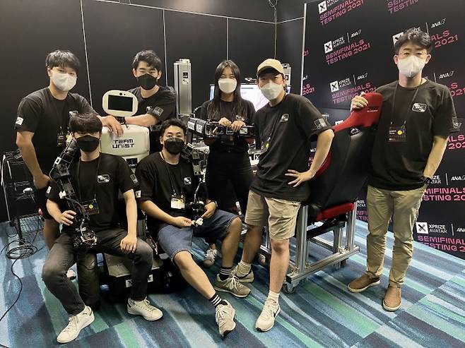 미국 플로리다주 마이애미에서 열린 'ANA 아바타 엑스프라이즈' 준결승 대회에서 배준범 울산과학기술원(UNIST) 기계공학과 교수(오른쪽)&nbsp;연구팀이 참여해 아바타 로봇과 포즈를 취하고 있다. UNIST 제공