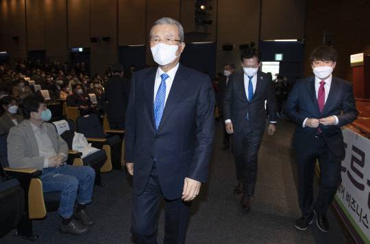 국민의힘 이준석(오른쪽) 대표와 김종인(가운데) 전 비상대책위원장이 24일 오후 서울 마포구 상암동 누리꿈 스퀘어 국제회의실에서 열린 '새로운물결(가칭)' 창당 발기인 대회에서 기념촬영을 마치고 자리로 향하고 있다.국회사진기자단·연합뉴스