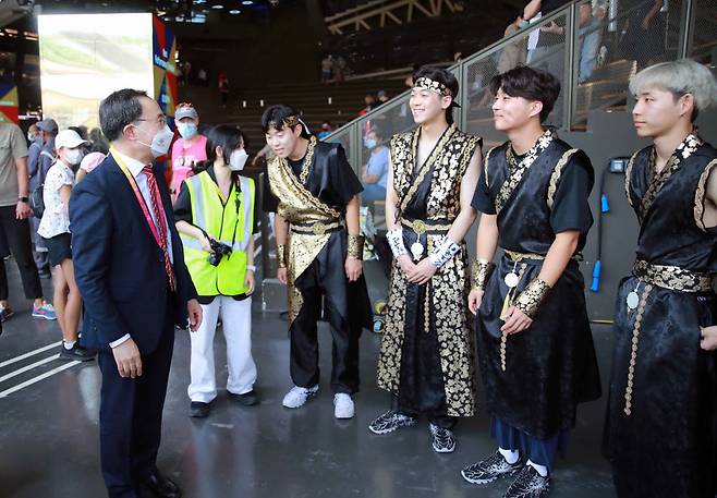 문승욱 산업부 장관(왼쪽)이 엑스포 2020 두바이 한국관을 방문해 공연팀을 격려했다.
