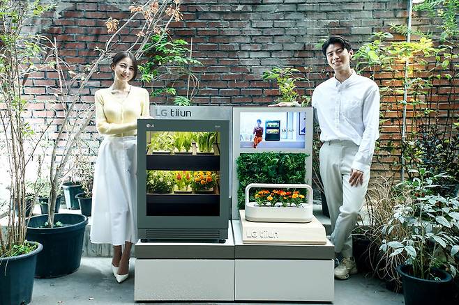 LG전자가 지난 14일 출시한 신개념 식물생활가전 LG 틔운(LG tiiun)