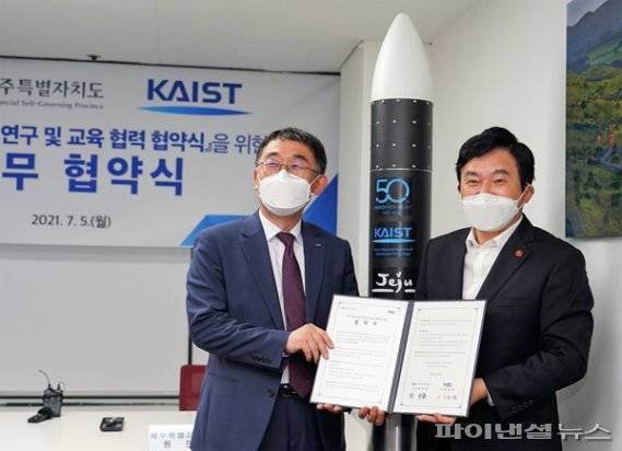 원희룡 제주지사(사진 오른쪽)와 이승섭 카이스트 교학부총장이 5일 제주도청 서울본부에서 민간분야 우주개발 연구·교육 협력 협약을 체결했다. 2021.07.05/fnDB