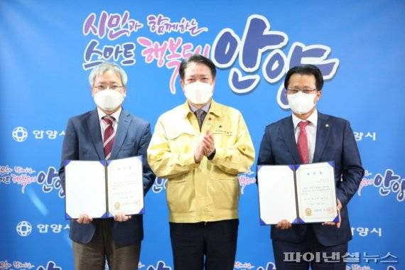 최대호 안양시장(가운데) 22일 신규 고문변호사 위촉장 전달. 사진제공=안양시