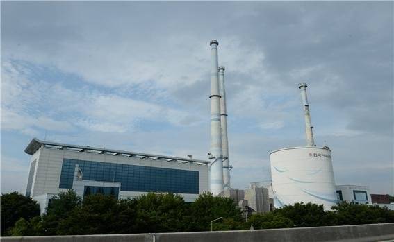 한국지역난방공사가 성서열병합발전소 6배 증설 계획을 두고 의견이 팽팽하다. 사진은 성서 열병합발전소. 뉴시스