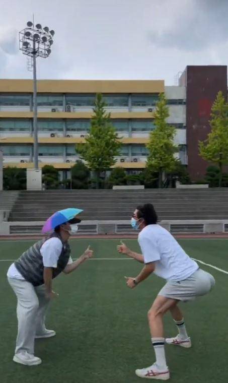 '스테이' 댄스 패러디 영상. 미국의 노인과 청년이 함께 엉덩이 춤을 추고 있다. 틱톡 캡처