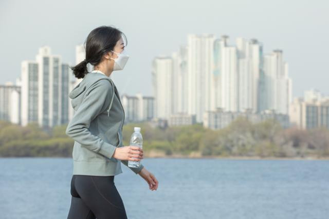 숨 차는 운동에만 매달릴 필요 없다. 천천히 걷기도 건강에 도움이 되고 오래 살게 해준다. 게티이미지뱅크