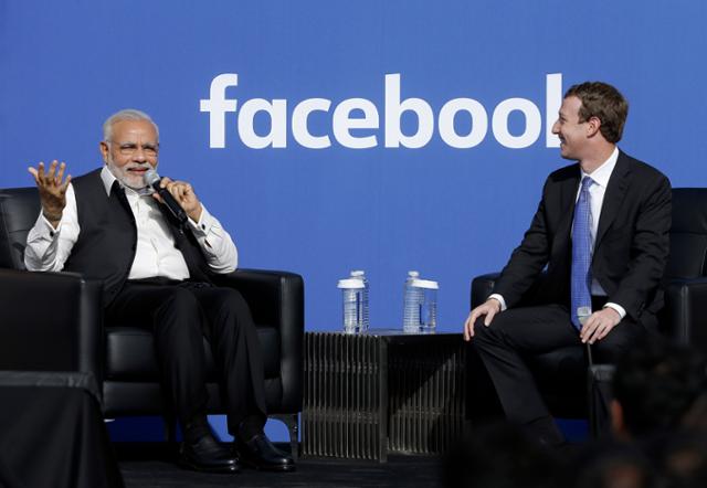 나렌드라 모디(왼쪽) 인도 총리와 마크 저커버그 페이스북 최고경영자가 2015년 9월 미국 캘리포니아주 멘로파크 페이스북 본사에서 열린 행사에서 대화를 나누고 있다. 멘로파크=AP 연합뉴스