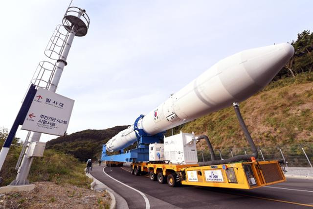 한국형 발사체 누리호(KSLV-II)가 20일 오전 전남 고흥군 나로우주센터 내 조립동을 출발해 제2발사대로 이송되고 있다. 한국항공우주연구원 제공