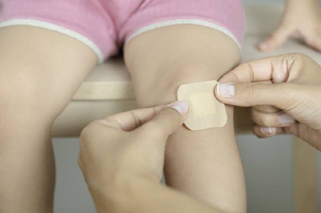 상처 유형에 따라 적절한 습윤밴드를 선택하면 상처회복에 도움이 된다/사진=게티이미지뱅크