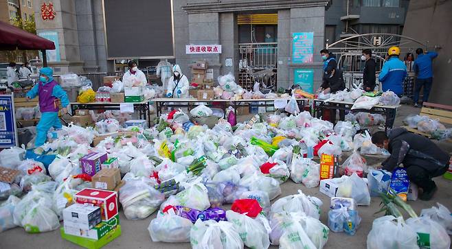 23일 베이징에서 코로나 확진자가 발생한 창핑구 홍푸유안 주택단지 밖에 음식과 생활용품 등 배달물이 가득 쌓여 있다. 홍푸유안 주택단지는 전날인 토요일 코로나 고위험 지역으로 격상돼 봉쇄 관리에 들어갔다. 신화사=연합뉴스