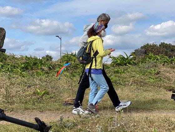 지난 21일 제주올레1코스에서 제주올레 스페인 산티아고 순례길 교류협력 위한 사전답사가 진행됐다. 이날 만나 함께 올레길을 걷고 있는 ㈔제주올레 서명숙 이사장(노란색 상의)과 모로 주한 스페인 대사. 최충일 기자