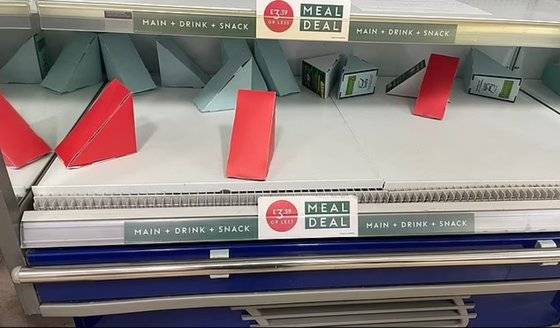 샌드위치가 있어야 할 선반에 놓인 샌드위치 종이접기. [트위터 캡처]