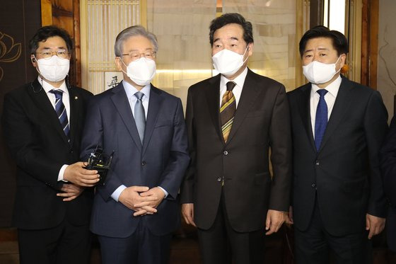 이재명 더불어민주당 대선 후보와 이낙연 전 대표가 24일 오후 서울 종로구의 한 찻집에서 회동을 하고 있다. 2021.10.24 국회사진기자단