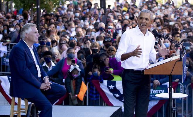 미국 민주당이 우세한 지역인 버지니아주에서 대등한 경쟁을 펼치고 있는 글렌 영킨 공화당 버지니아 주지사 후보가 23일(현지시간) 유세전을 펼치고 있다(위 사진). 초접전 양상으로 흐르자 민주당은 막판 뒤집기를 막기 위해 버락 오바마 전 대통령(아래 사진 오른쪽)까지 나서 테리 매컬리프 민주당 후보를 돕고 있다.  글렌 앨런·리치먼드 | AP·EPA연합뉴스