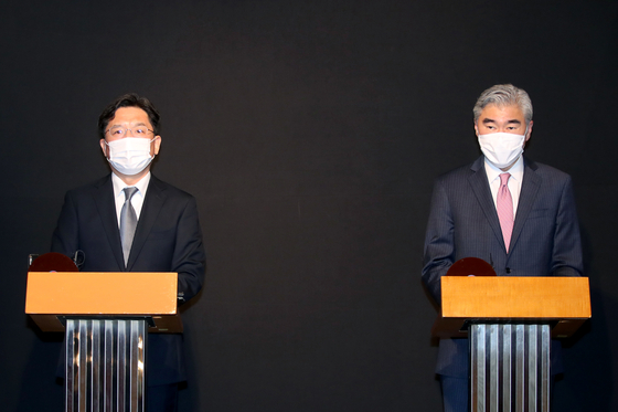 South Korea's top nuclear envoy Noh Kyu-duk, left, and Sung Kim, U.S. special representative for North Korea, speak during a press briefing after their talks on Pyongyang issues at Lotte Hotel in Sogong-dong, central Seoul, Sunday. [NEWS1]