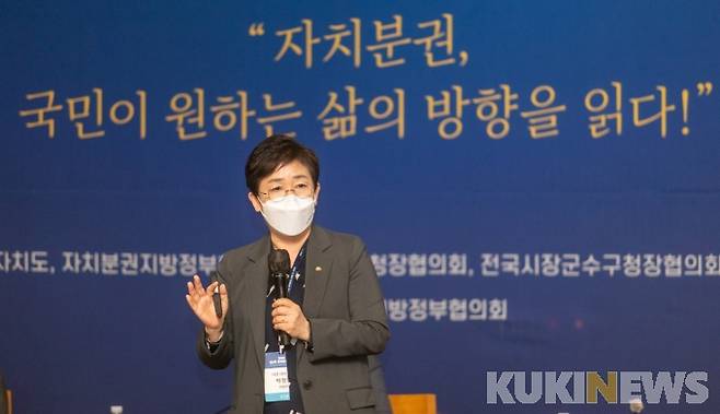 22일 열린 대덕구 제6차 자치분권TF회의에서 자치분권 활성화 계획에 대해 박정현 구청장이 설명하고 있다.&nbsp;