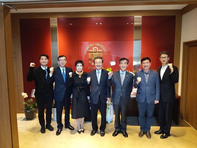 한국지역인적자원개발학회(회장 최병학) - 중부대학교(총장 권대봉)간 '대학의 국제화-지역화' 관련 간담회서 기념촬영하고 있다.