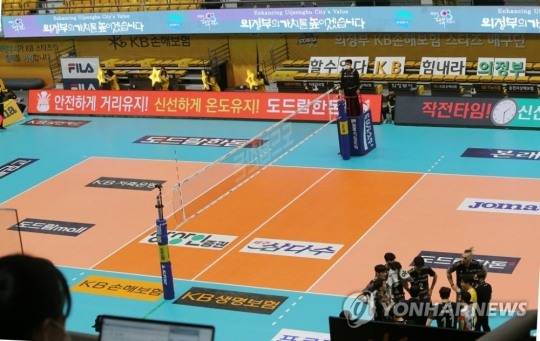 배구에서 선을 넘었다는 뜻으로 쓰이는 용어가 라인 크로스이다. 하지만 이 용어는 크로스 더 라인을 잘못 사용한 말이다. 사진은 프로배구가 열리는 정식 코트. [연합뉴스 자료사진]