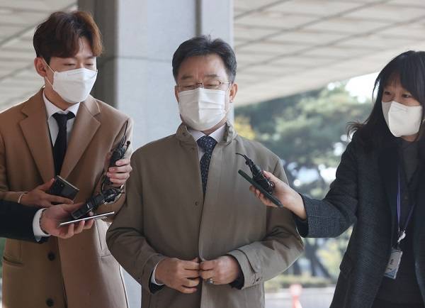 24일 화천대유 대주주 김만배 씨가 서초구 서울중앙지검에 재소환돼 기자들 질문에 답하고 있다. 이날 검찰은 천화동인 4호 소유주 남욱 변호사와 성남도시개발공사 초대 사장인 황무성 씨도 소환해 조사했다. [사진 출처 = 연합뉴스]