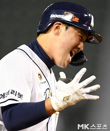 두산 베어스 양석환이 24일 서울 잠실야구장에서 열린 2021 KBO리그 LG 트윈스와의 더블헤더 2차전에서 9회말 2사 후 대타로 나와 동점 솔로 홈런을 기록한 뒤 환호하고 있다. 사진(서울 잠실)=천정환 기자