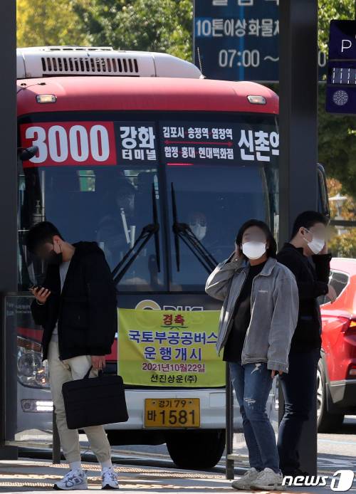 (서울=뉴스1) 김명섭 기자 =  국토교통부 대도시권광역교통위원회(대광위)는 22일부터 김포시 3000번 노선부터 시작하여 전국 광역버스 6개 노선에 광역버스 준공영제를 순차적으로 운행한다고 밝혔다. 김포시 강화터미널에서 서울 신촌역을 운행하는 노선은 평일·주말·공휴일 동일하게 하루 90회 운행한다. 광명(KTX광명역∼인천대)·양주(덕정역∼서울역)·시흥(능곡역∼사당역) 노선은 11월 중 평일 기준 하루 40∼42회 운행한다. 12월 이후에는 용인(남사아곡∼숭례문), 이천(이천터미널∼강남역) 노선이 각각 평일 기준으로 하루 40회 운행할 예정이다. 사진은 이날 합정역에서 3000번 버스가 운행되는 모습. 2021.10.22/뉴스1